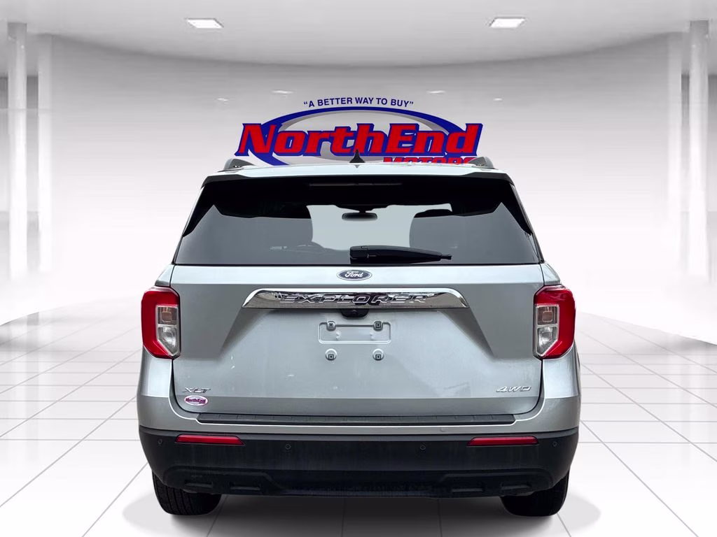 2023 Silver Metallic Ford Explorer XLT 4X4 SUV