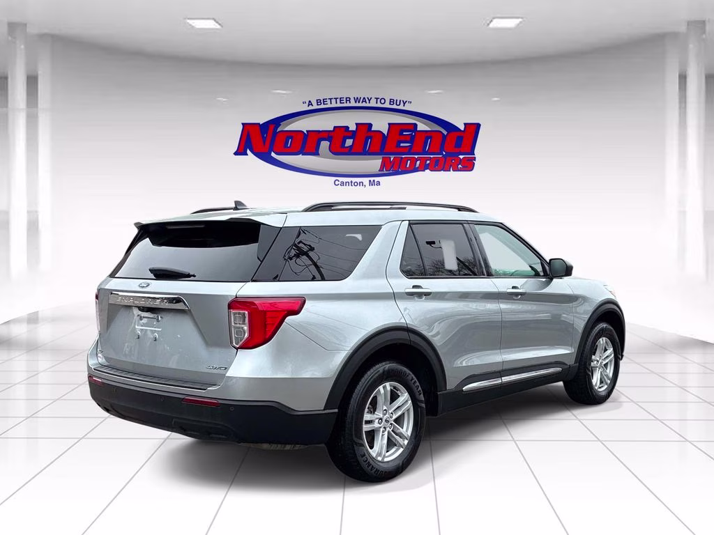 2023 Silver Metallic Ford Explorer XLT 4X4 SUV