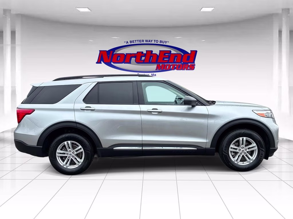 2023 Silver Metallic Ford Explorer XLT 4X4 SUV