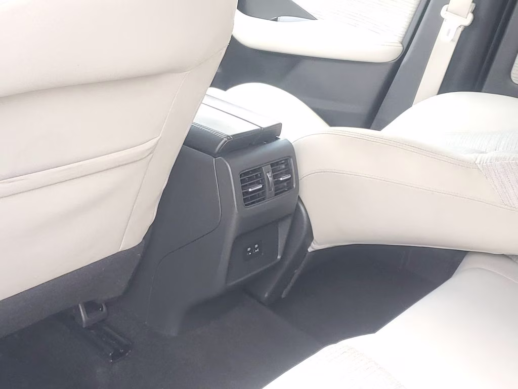 2021 Pearl White Tricoat Nissan Rogue SV AWD SUV