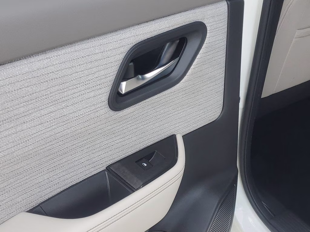2021 Pearl White Tricoat Nissan Rogue SV AWD SUV
