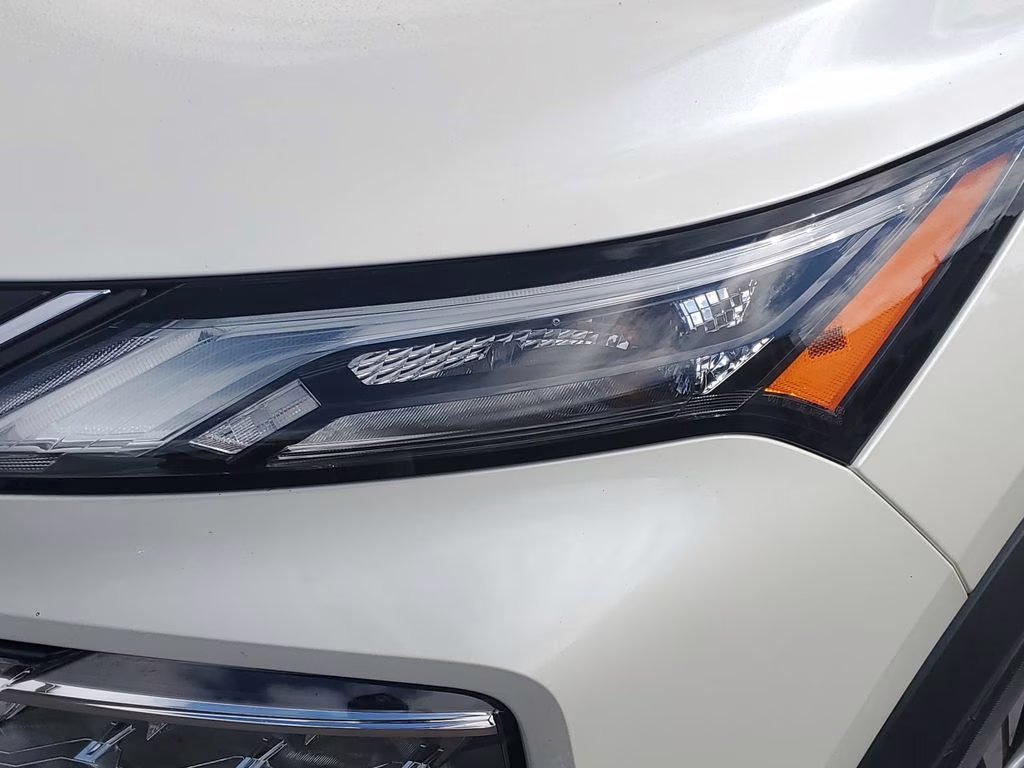 2021 Pearl White Tricoat Nissan Rogue SV AWD SUV