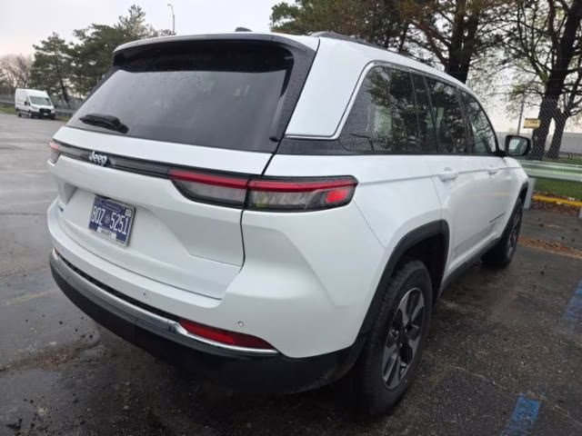 2022 Bright White Clearcoat Jeep Grand Cherokee 4xe 4X4 SUV