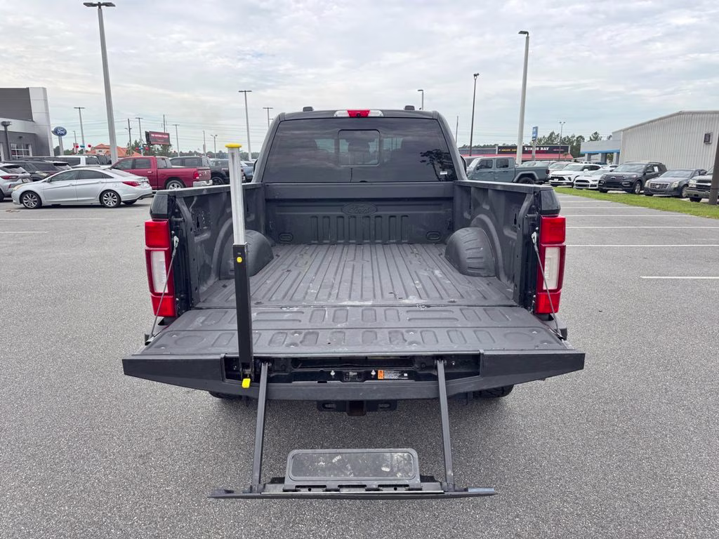 2022 Black Metallic Ford Super Duty F-250 SRW Lariat 4X4 Truck