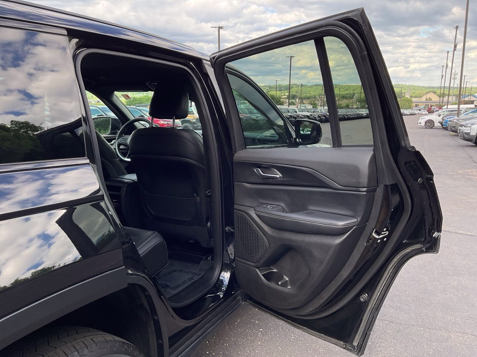 2025 Diamond Black Crystal Pearlcoat Jeep Grand Cherokee Altitude 4X4 SUV