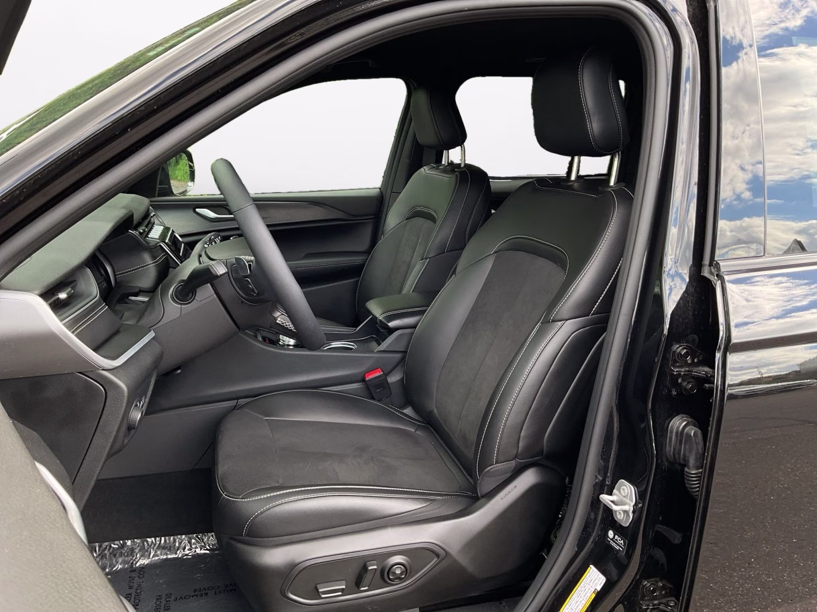 2025 Diamond Black Crystal Pearlcoat Jeep Grand Cherokee Altitude 4X4 SUV