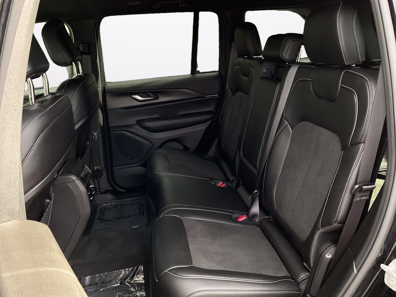 2025 Diamond Black Crystal Pearlcoat Jeep Grand Cherokee Altitude 4X4 SUV