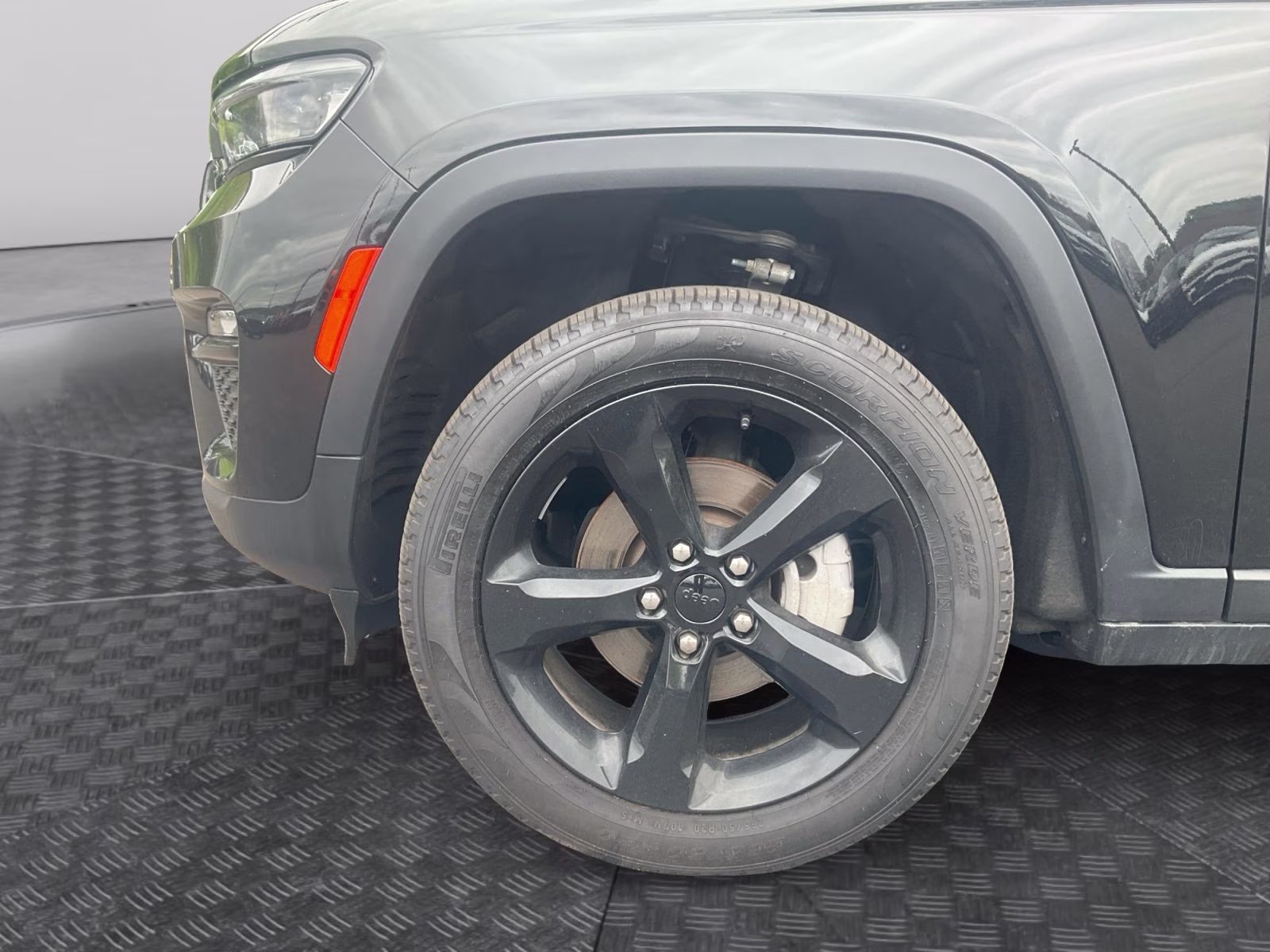 2025 Diamond Black Crystal Pearlcoat Jeep Grand Cherokee Limited 4X4 SUV