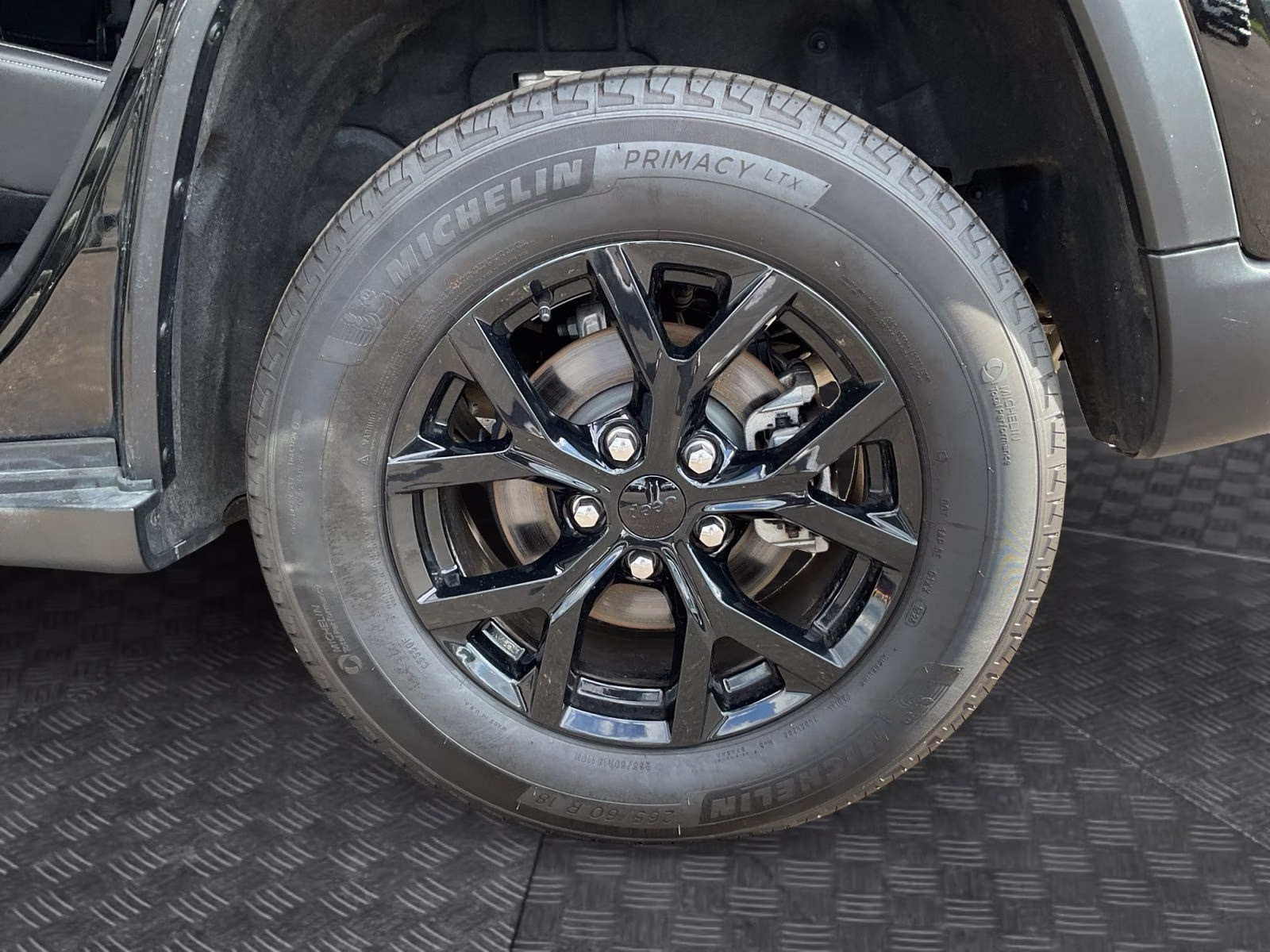 2025 Diamond Black Crystal Pearlcoat Jeep Grand Cherokee Altitude 4X4 SUV