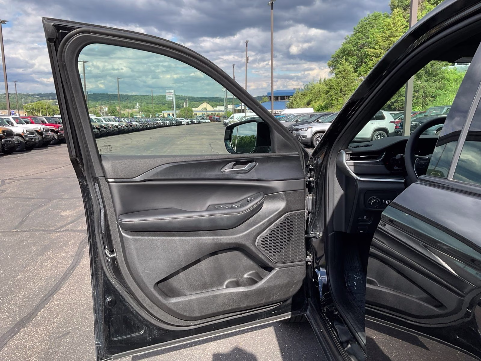 2025 Diamond Black Crystal Pearlcoat Jeep Grand Cherokee Altitude 4X4 SUV