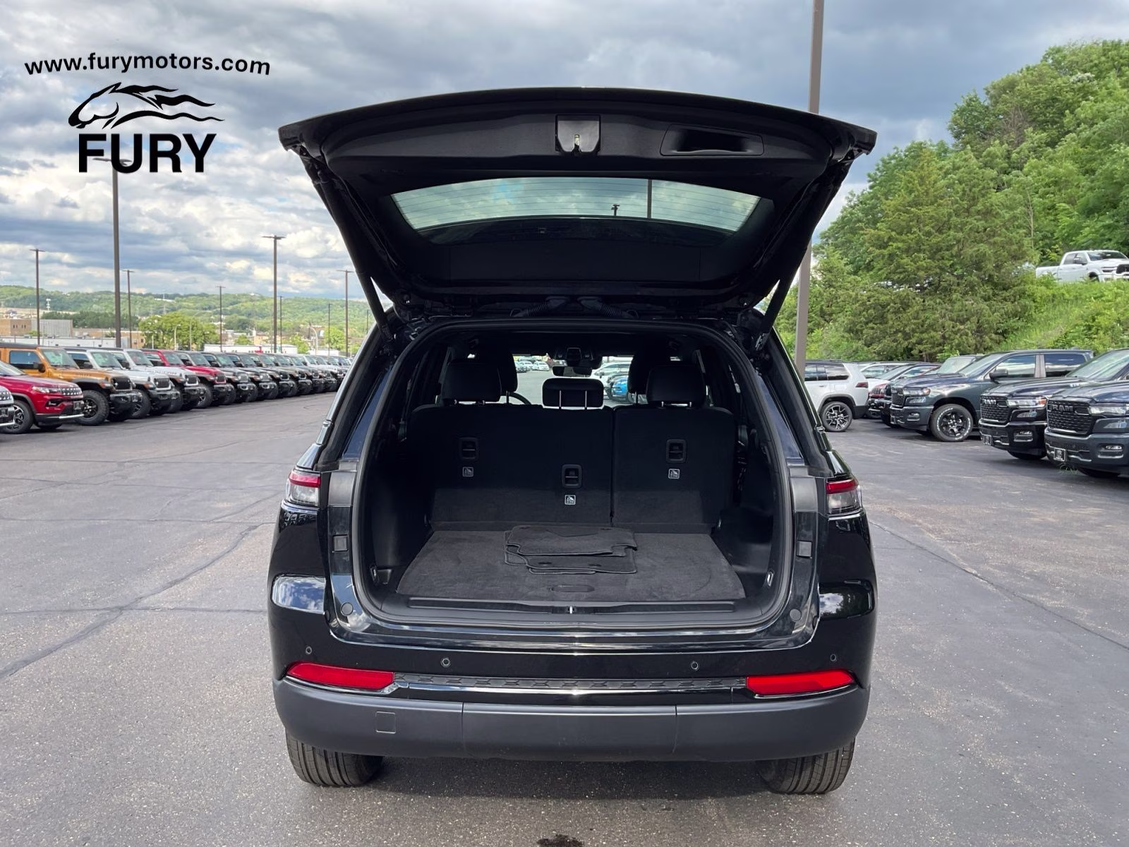 2025 Diamond Black Crystal Pearlcoat Jeep Grand Cherokee Altitude 4X4 SUV