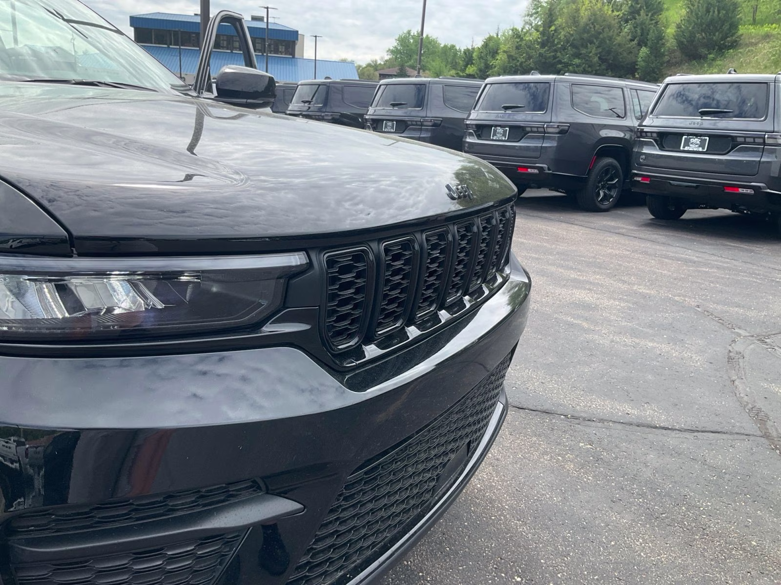 2025 Diamond Black Crystal Pearlcoat Jeep Grand Cherokee Altitude 4X4 SUV