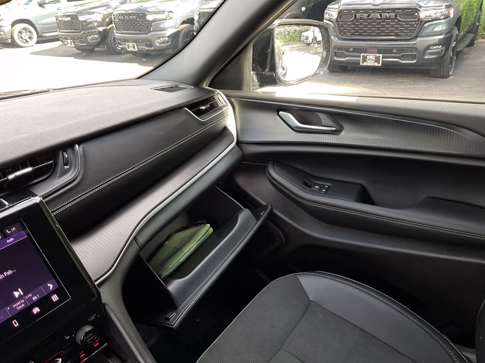 2025 Diamond Black Crystal Pearlcoat Jeep Grand Cherokee Altitude 4X4 SUV