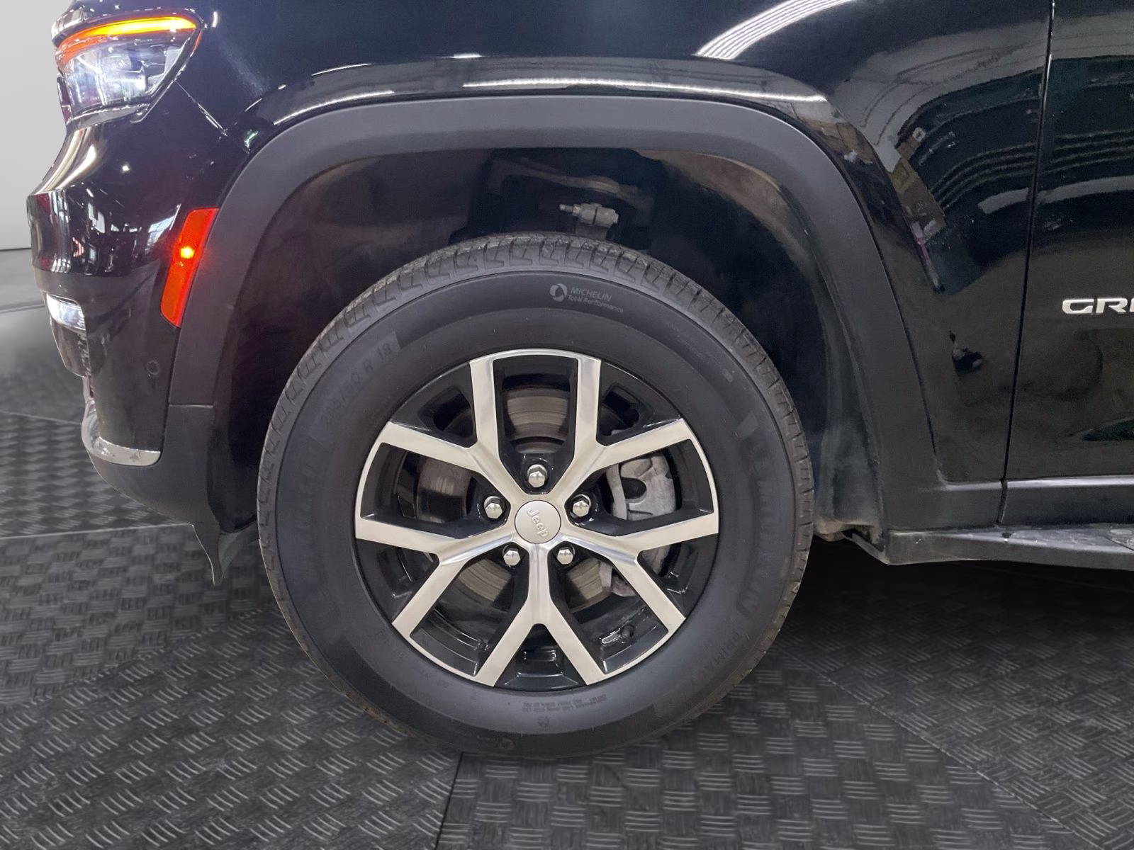 2025 Diamond Black Crystal Pearlcoat Jeep Grand Cherokee L Limited 4X4 SUV