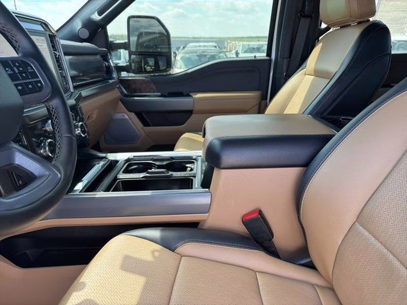 2025 Star White Metallic Tri-Coat Ford Super Duty F-350 SRW LARIAT 4X4 Truck