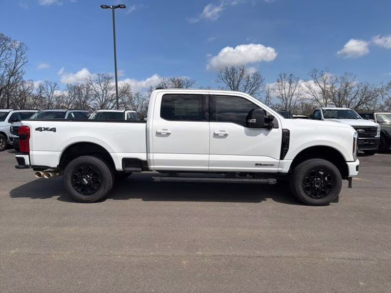 2025 Star White Metallic Tri-Coat Ford Super Duty F-350 SRW LARIAT 4X4 Truck