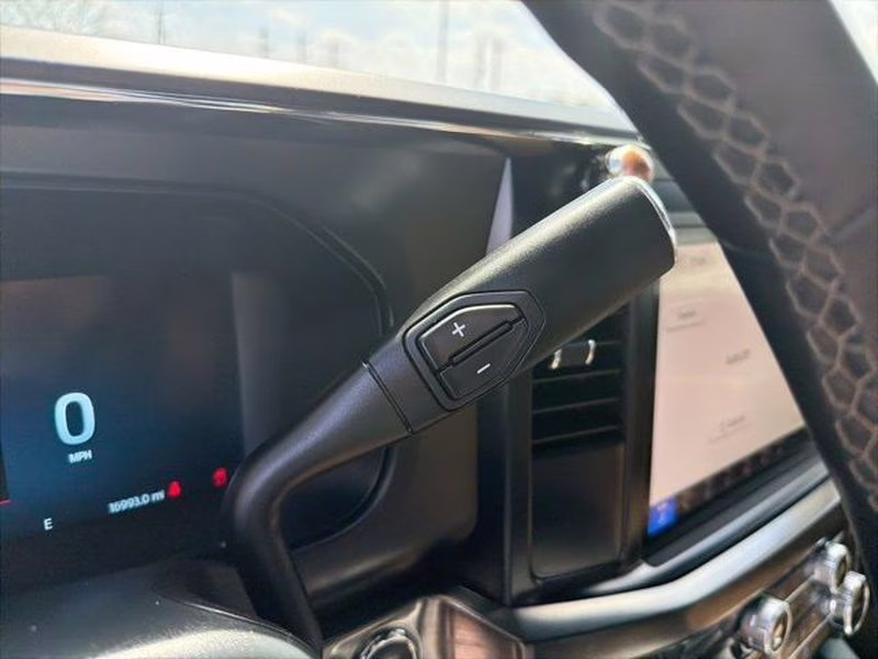 2025 Star White Metallic Tri-Coat Ford Super Duty F-350 SRW LARIAT 4X4 Truck