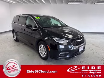 2023 Brilliant Black Crystal Pearlcoat Chrysler Pacifica Touring L Van