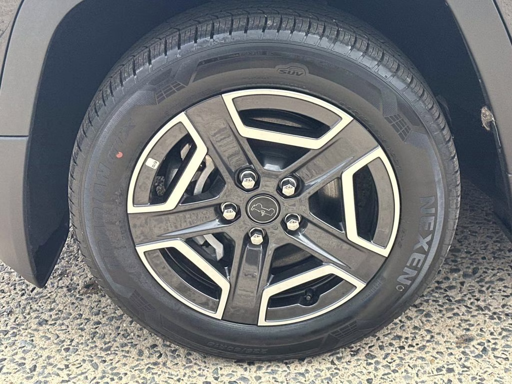 2026 Diamond Black Crystal Pearlcoat Jeep Cherokee Laredo 4X4 SUV
