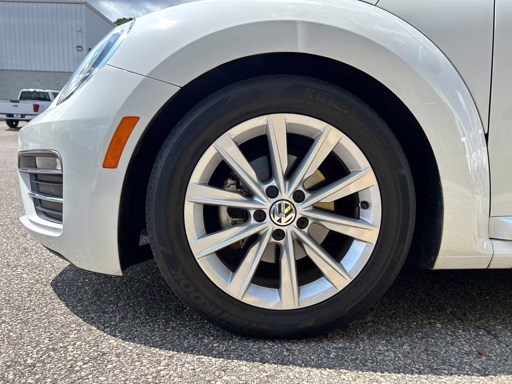 2019 Pure White/Black Roof Volkswagen Beetle Convertible 2.0T SE FWD Convertible