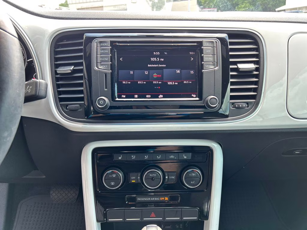 2019 Pure White/Black Roof Volkswagen Beetle Convertible 2.0T SE FWD Convertible