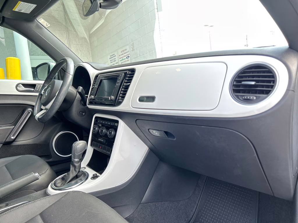 2019 Pure White/Black Roof Volkswagen Beetle Convertible 2.0T SE FWD Convertible