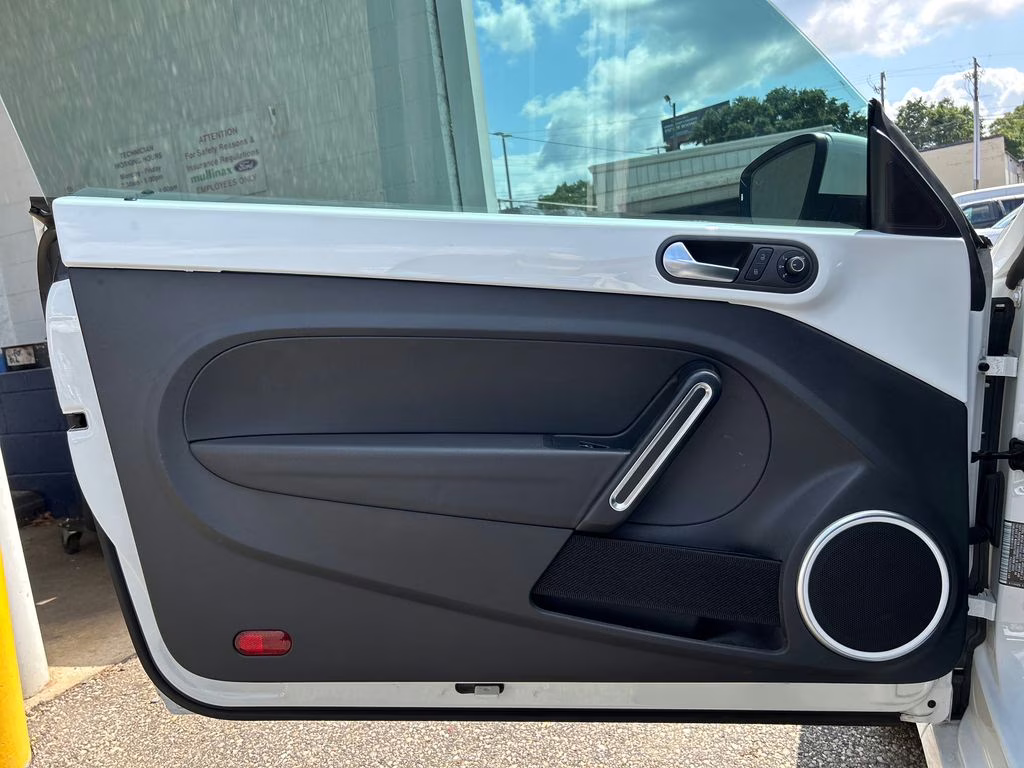 2019 Pure White/Black Roof Volkswagen Beetle Convertible 2.0T SE FWD Convertible