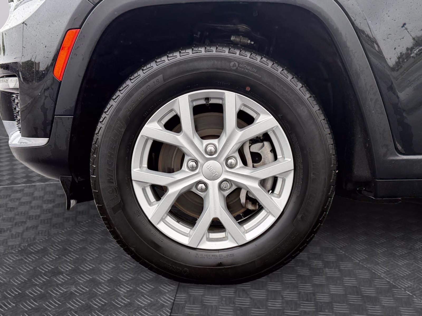 2023 Diamond Black Crystal Pearlcoat Jeep Grand Cherokee L Limited 4X4 SUV