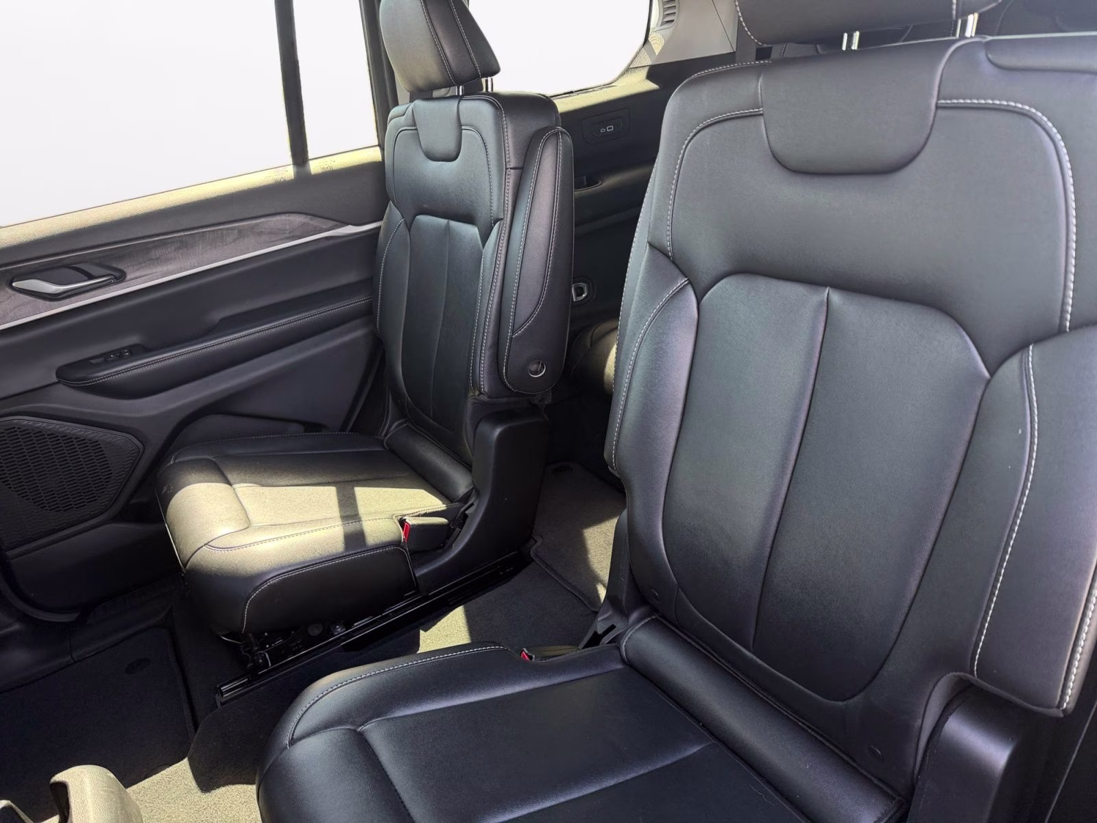 2023 Diamond Black Crystal Pearlcoat Jeep Grand Cherokee L Limited 4X4 SUV