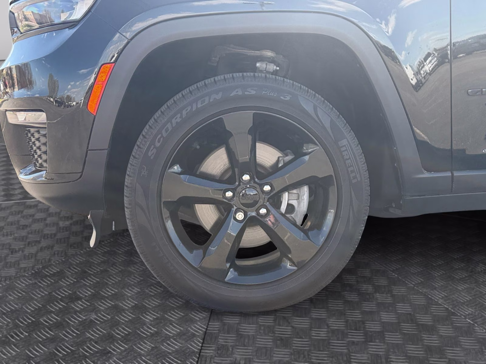 2023 Diamond Black Crystal Pearlcoat Jeep Grand Cherokee L Limited 4X4 SUV