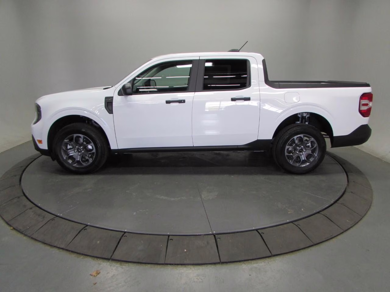2026 Oxford White Ford Maverick XLT FWD Truck