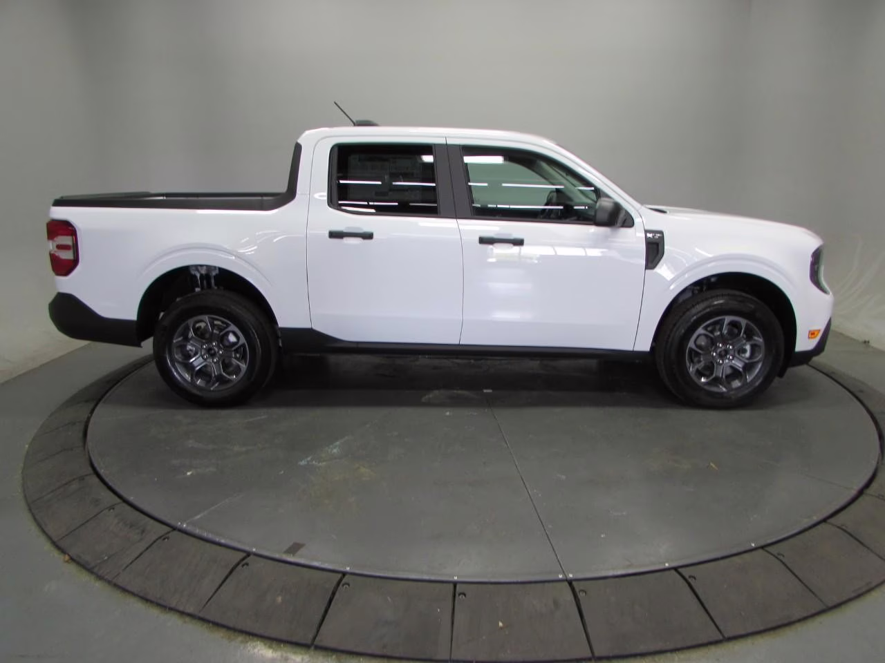 2026 Oxford White Ford Maverick XLT FWD Truck