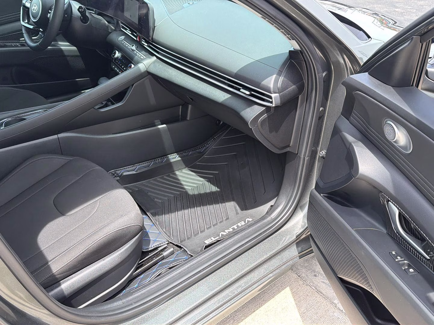2025 Amazon Gray Hyundai Elantra SEL Convenience FWD Sedan