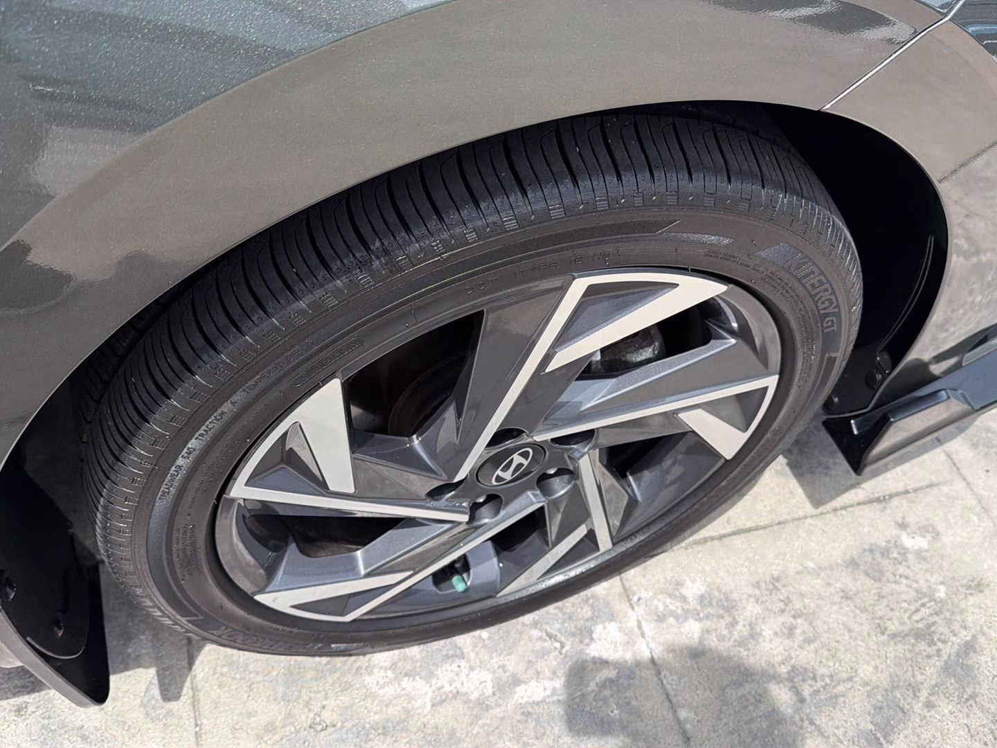 2025 Amazon Gray Hyundai Elantra SEL Convenience FWD Sedan
