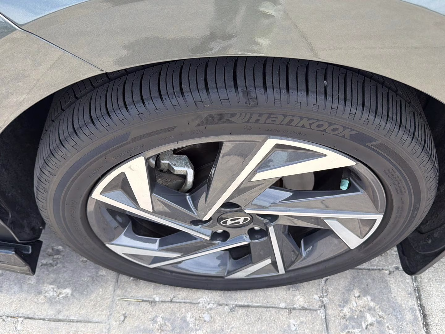 2025 Amazon Gray Hyundai Elantra SEL Convenience FWD Sedan