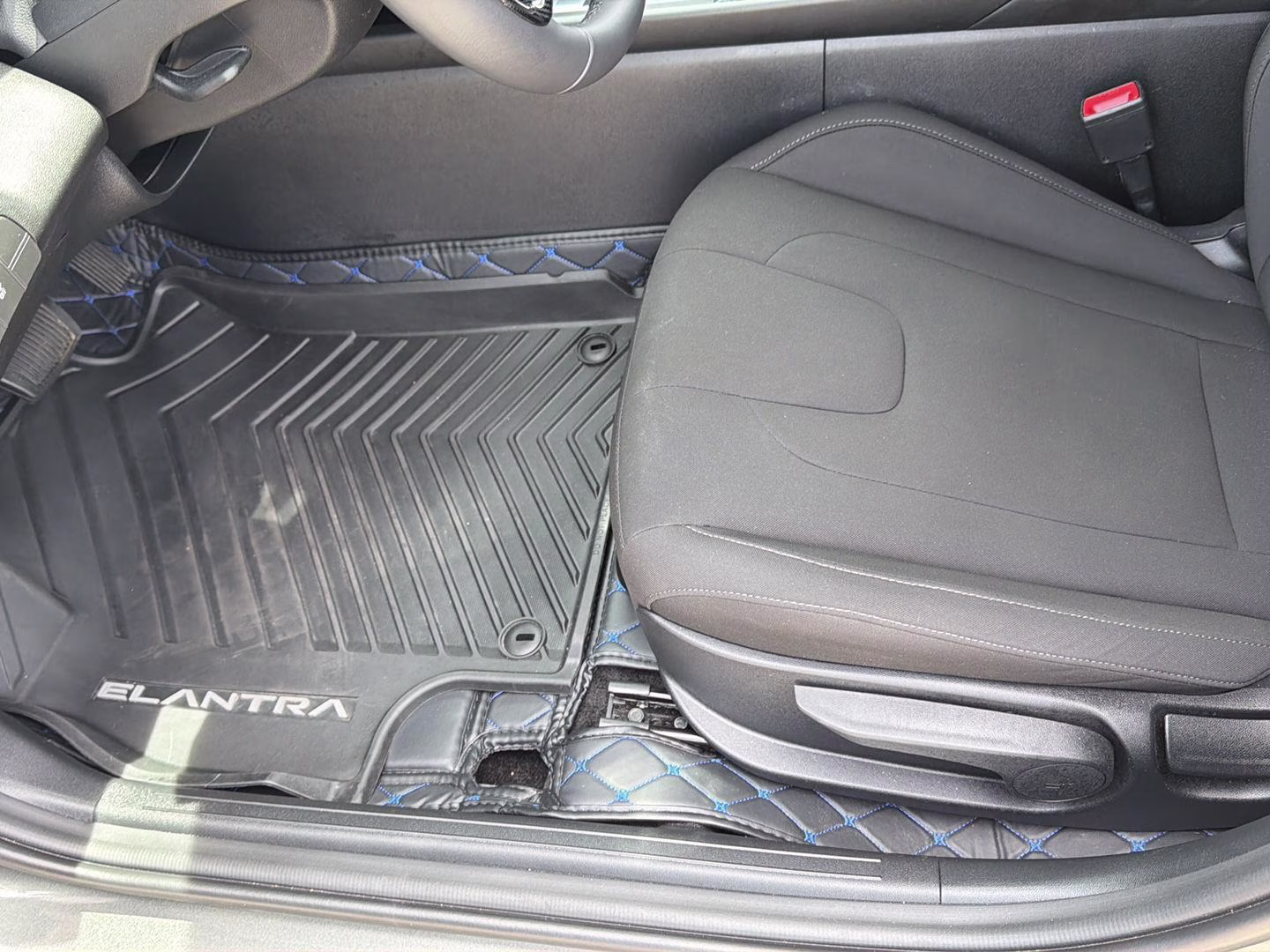 2025 Amazon Gray Hyundai Elantra SEL Convenience FWD Sedan
