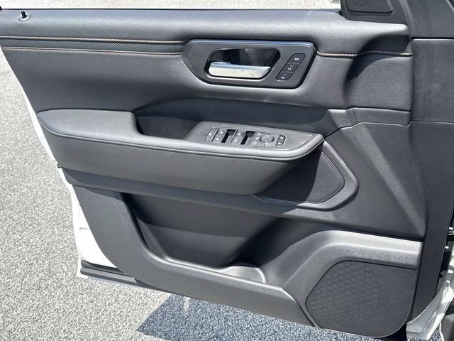 2025 Aspen White Tricoat/Super Black Nissan Armada PRO-4X 4X4 SUV