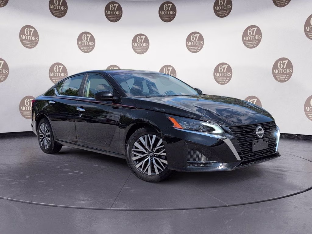 2023 Super Black Clearcoat Nissan Altima 2.5 SV FWD Sedan