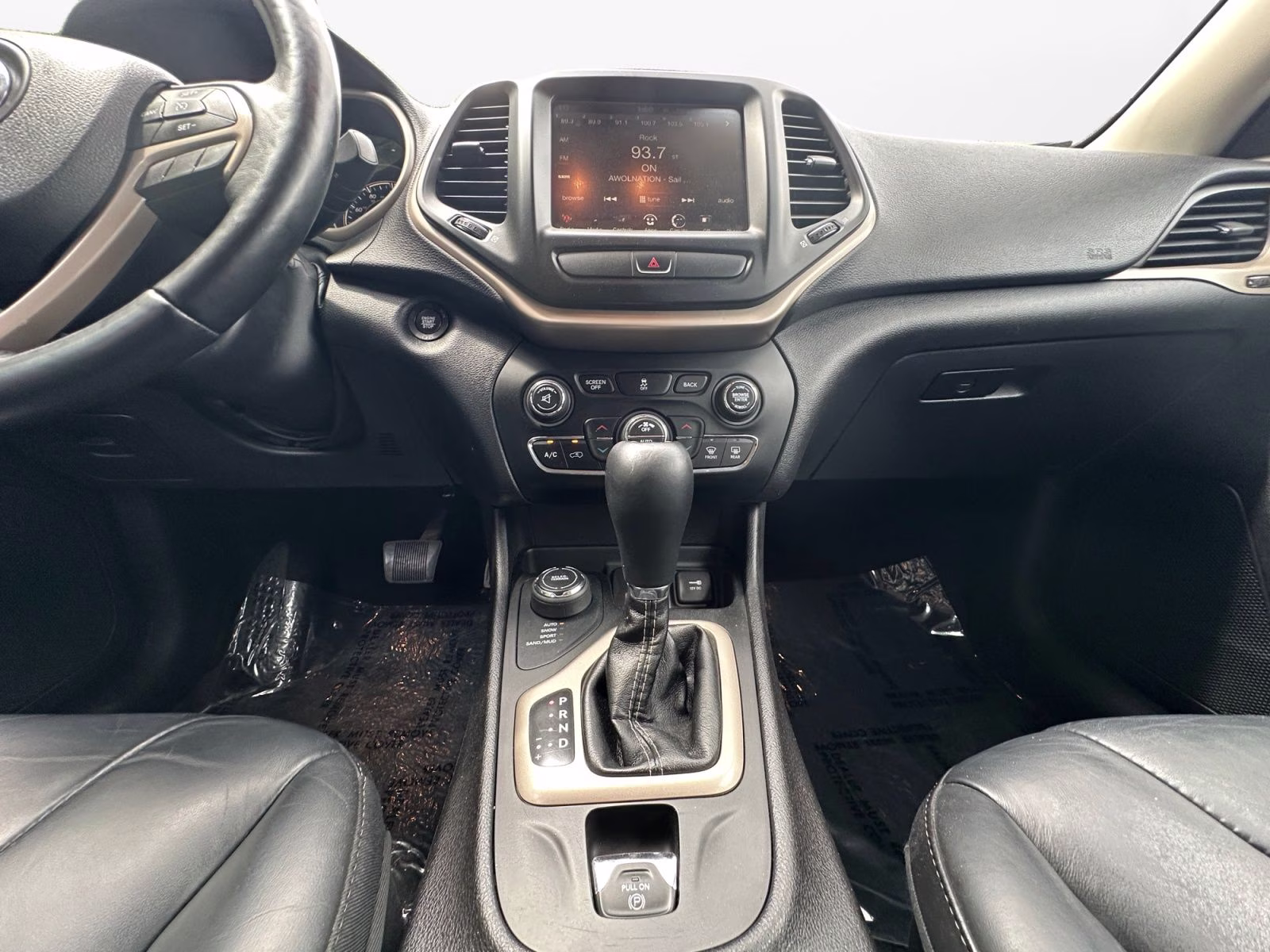 2017 Bright White Clearcoat Jeep Cherokee Limited 4X4 SUV