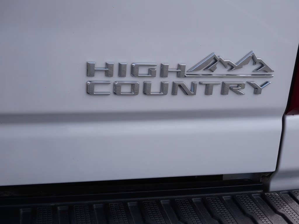2022 Iridescent Pearl Tricoat Chevrolet Silverado 3500HD High Country 4X4 Truck