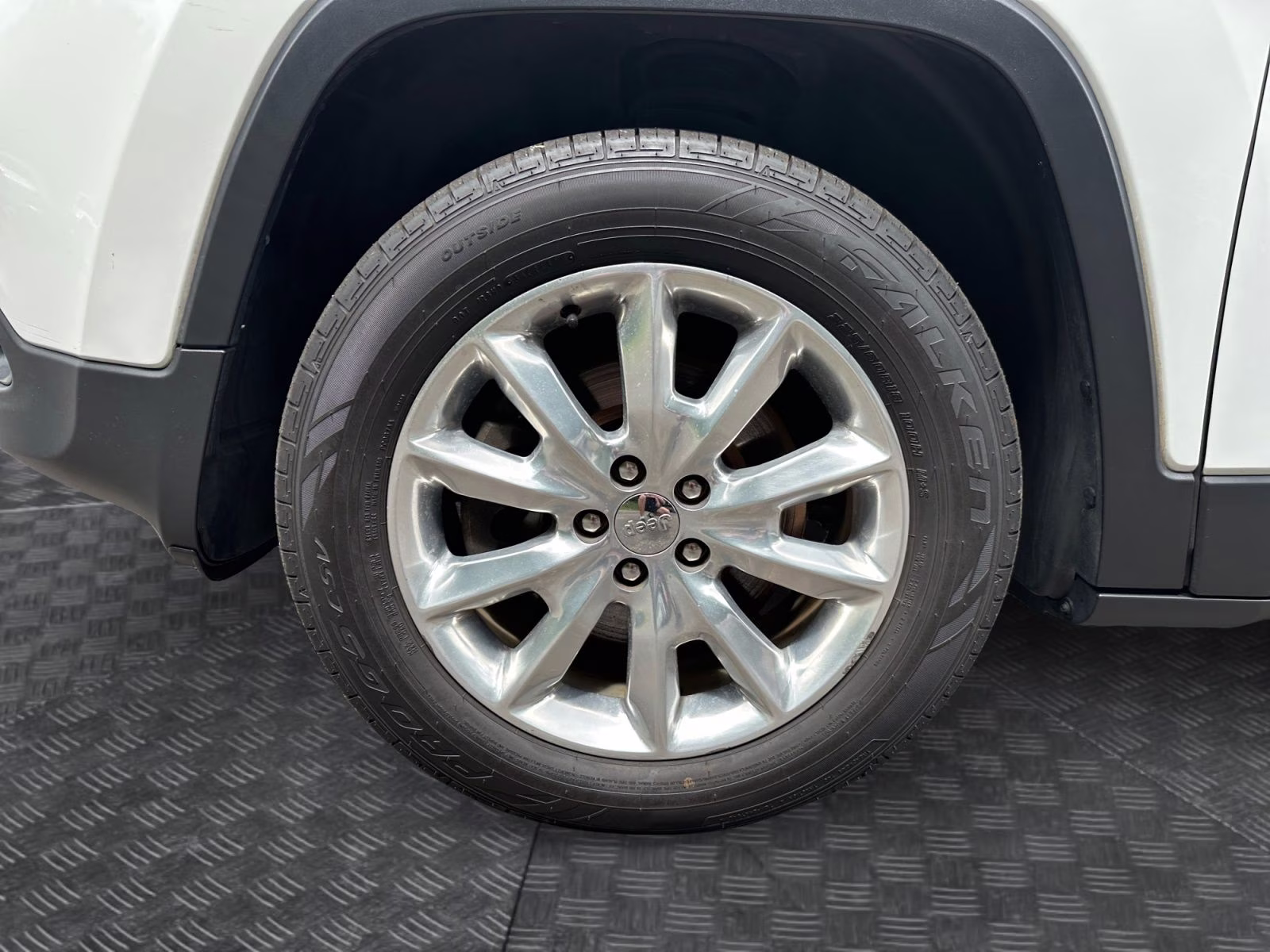 2017 Bright White Clearcoat Jeep Cherokee Limited 4X4 SUV