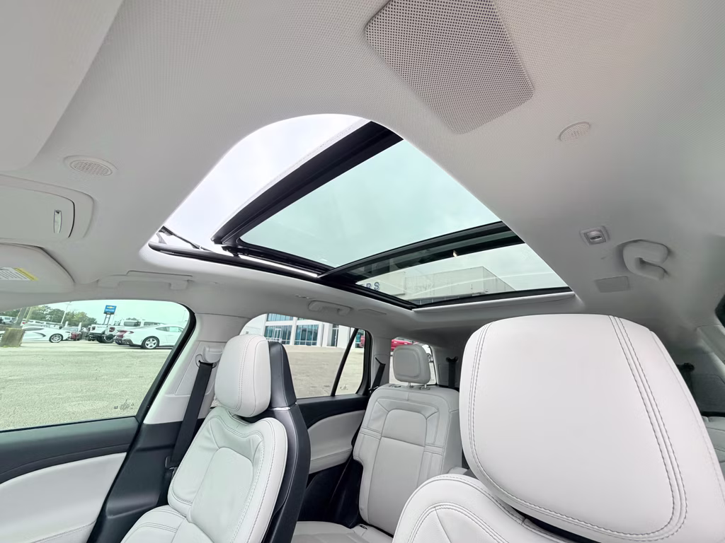 2025 Pristine White Metallic Tri-Coat Lincoln Aviator Reserve RWD SUV