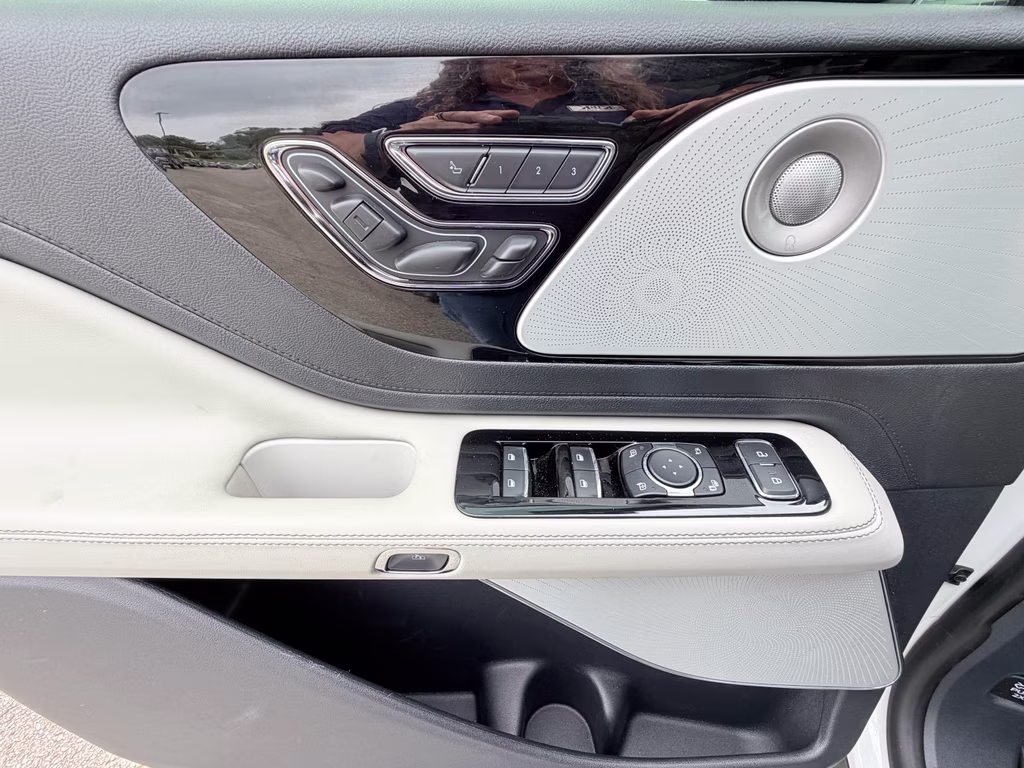 2025 Pristine White Metallic Tri-Coat Lincoln Aviator Reserve RWD SUV