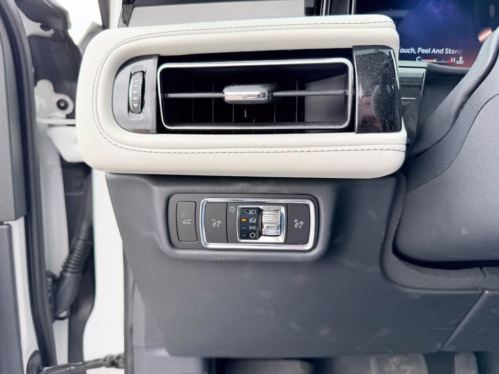 2025 Pristine White Metallic Tri-Coat Lincoln Aviator Reserve RWD SUV