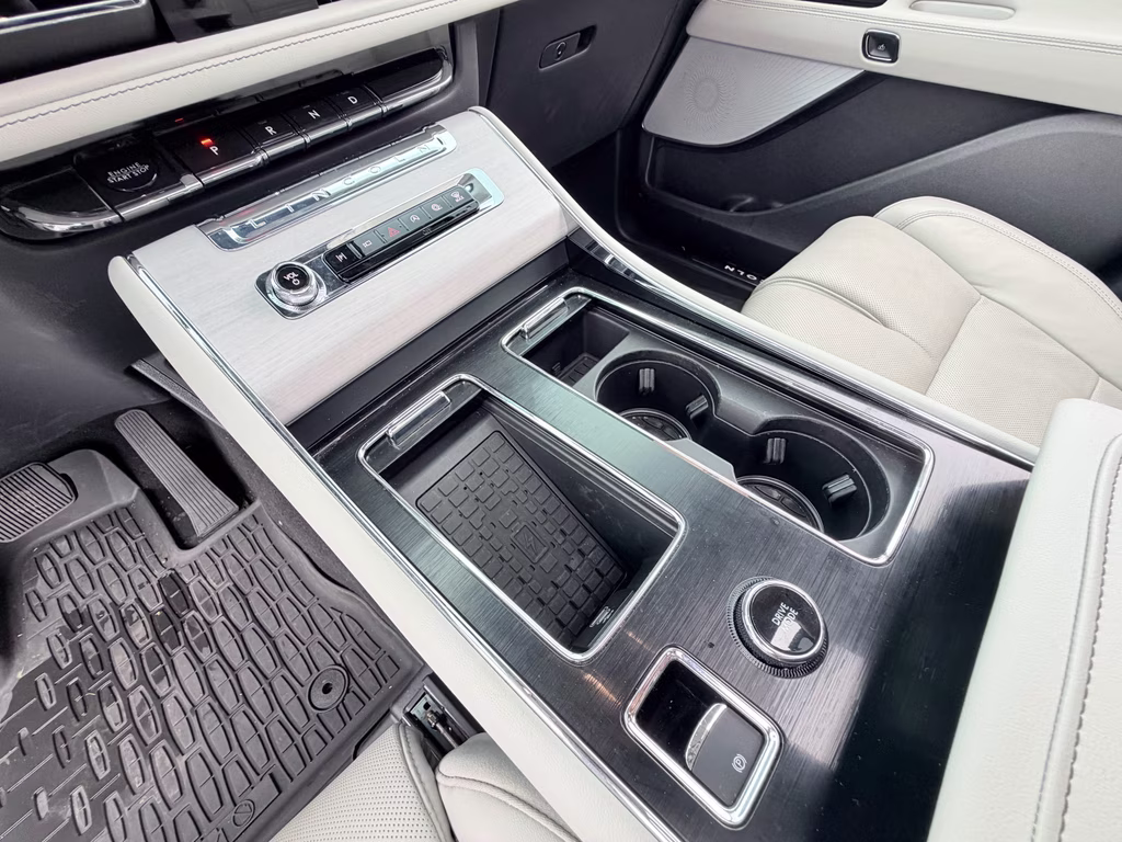 2025 Pristine White Metallic Tri-Coat Lincoln Aviator Reserve RWD SUV