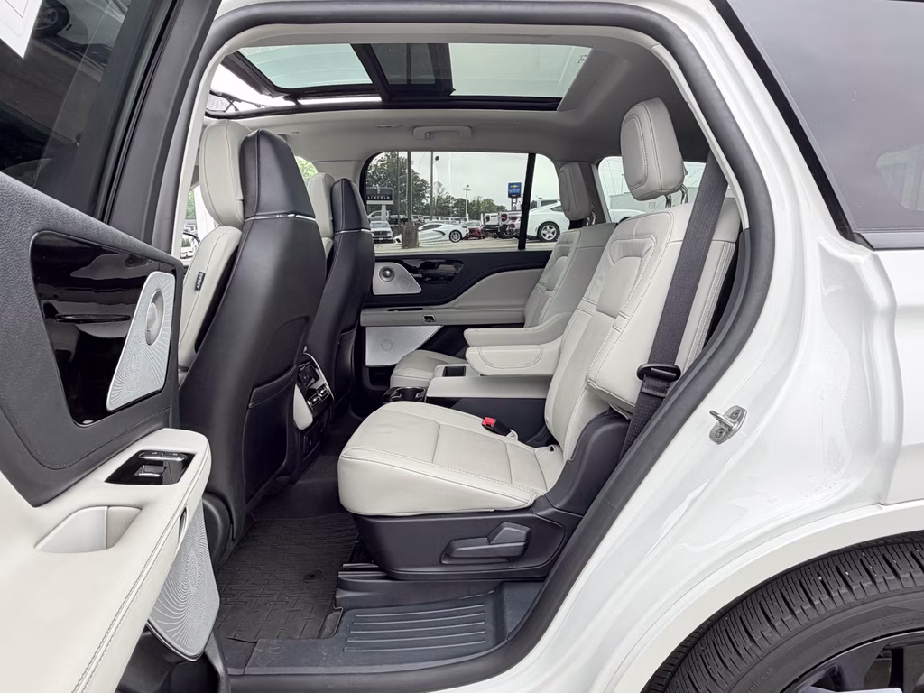 2025 Pristine White Metallic Tri-Coat Lincoln Aviator Reserve RWD SUV