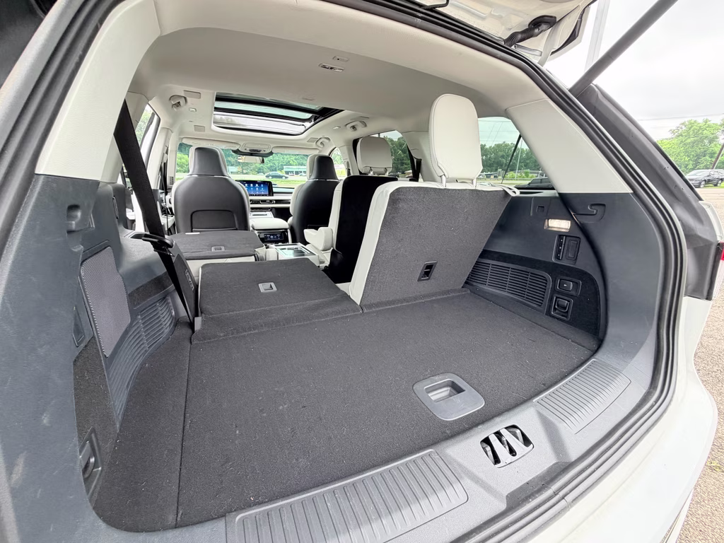 2025 Pristine White Metallic Tri-Coat Lincoln Aviator Reserve RWD SUV