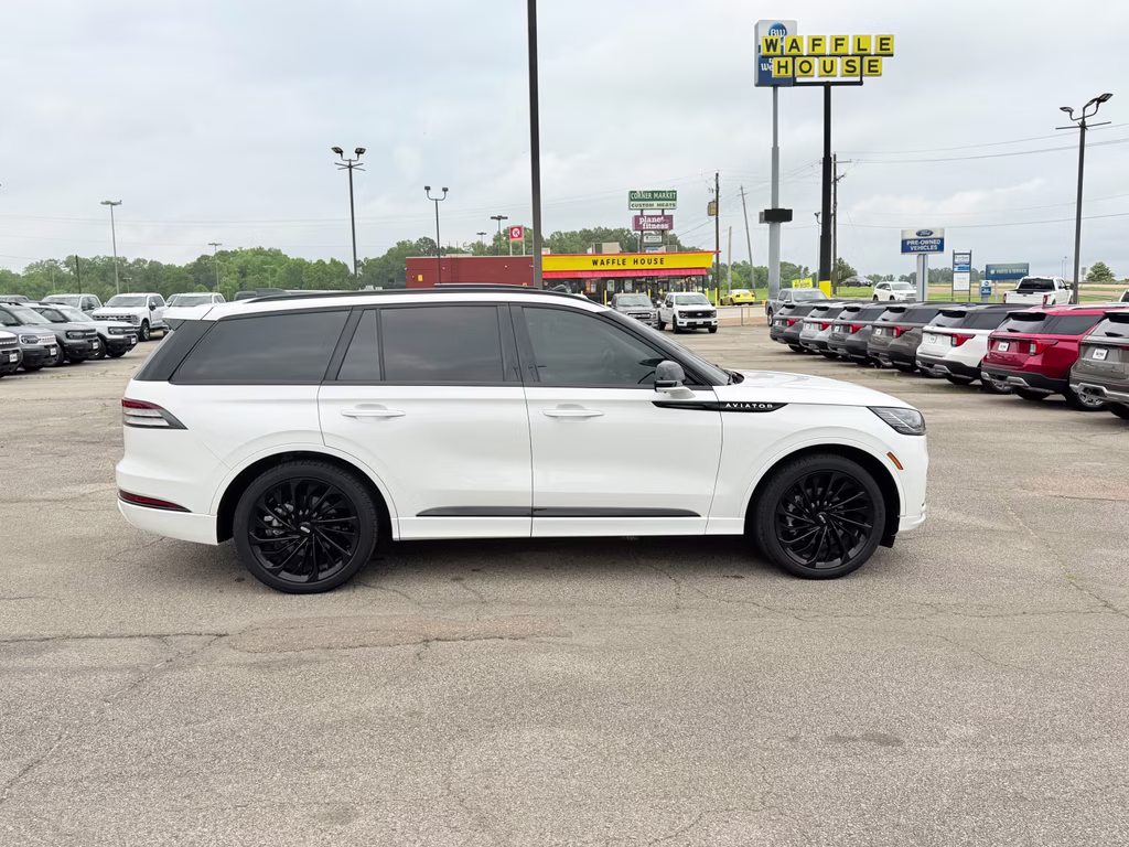 2025 Pristine White Metallic Tri-Coat Lincoln Aviator Reserve RWD SUV