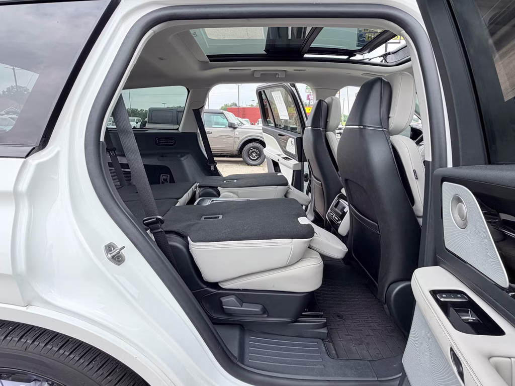 2025 Pristine White Metallic Tri-Coat Lincoln Aviator Reserve RWD SUV