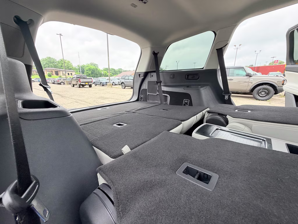 2025 Pristine White Metallic Tri-Coat Lincoln Aviator Reserve RWD SUV